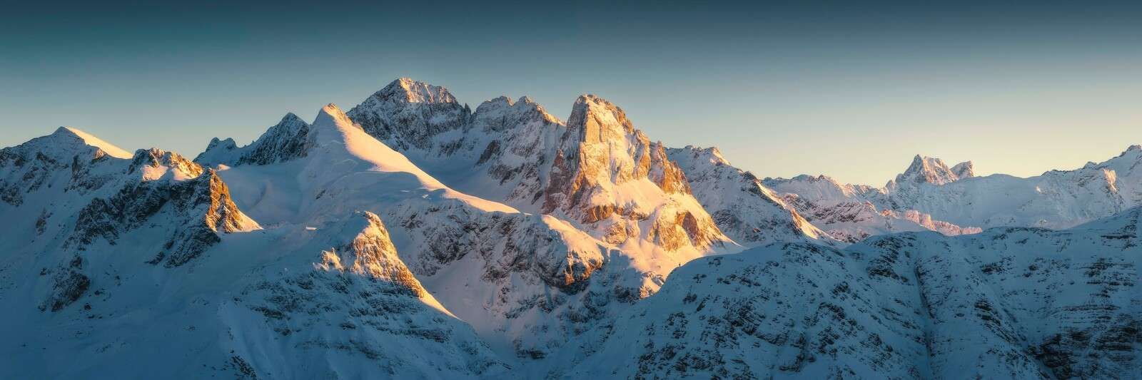 Wintersonne auf Berggipfeln
