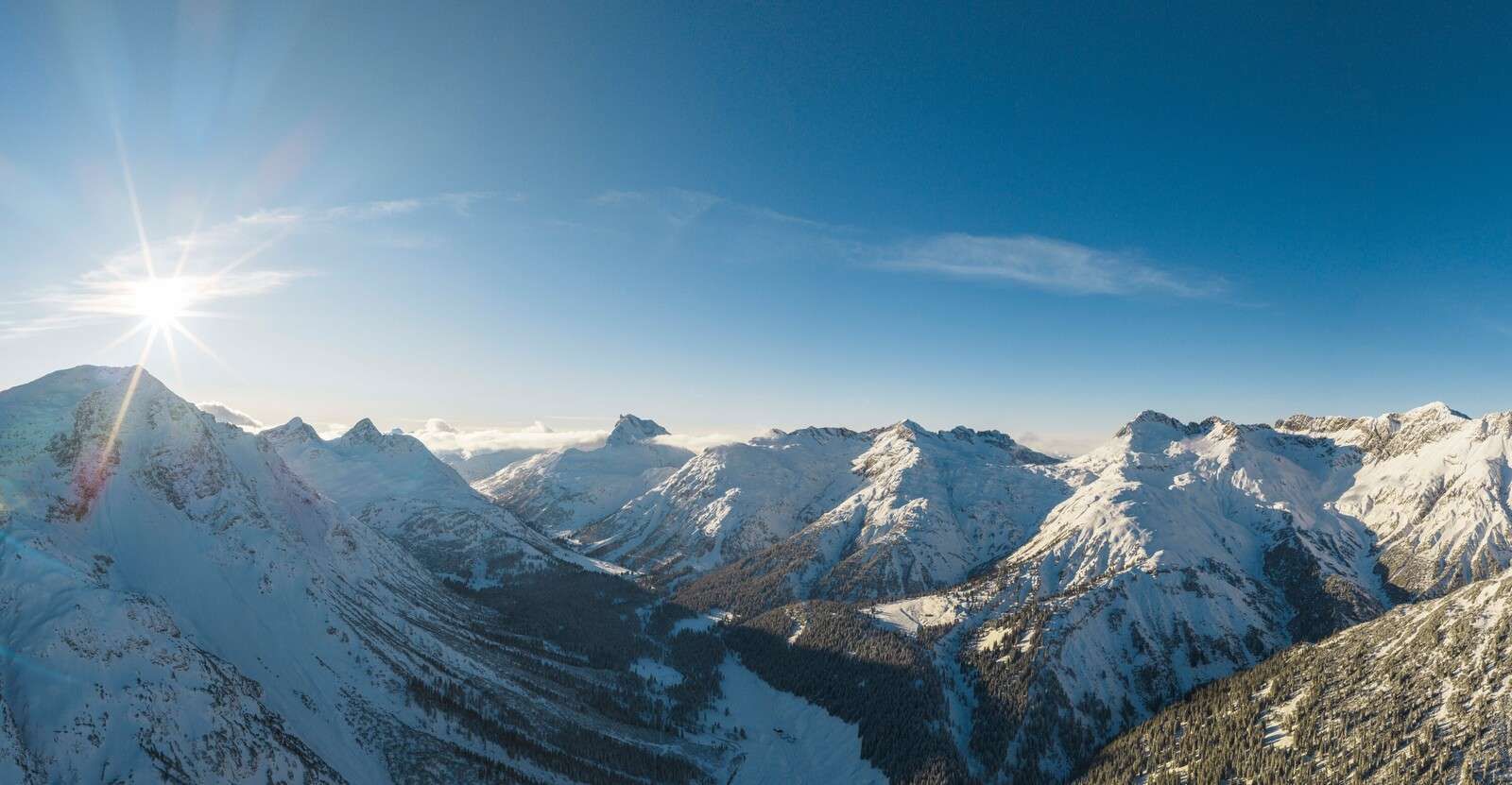 Wintersonne √ºber dem Bergtal